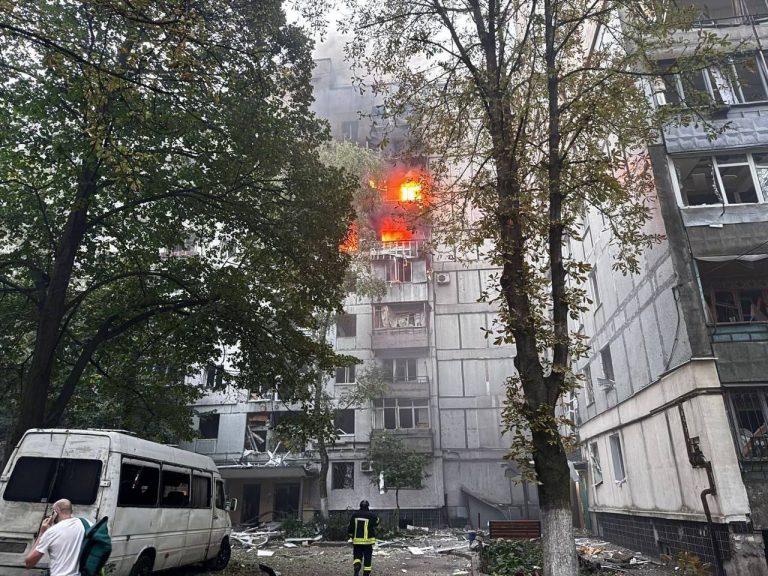 У Дніпрі окупанти влучили у багатоповерхівку: загинула людина, десятки поранених (ВІДЕО) 9 photo 2025 09 20 07 34 29