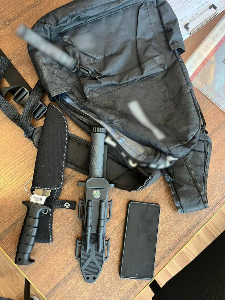 Учня затримали з ножем біля школи: поліція запобігла трагедії на Закарпатті (ФОТО) 12 photo 5318776333184138832 y
