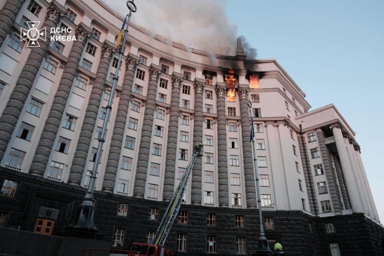 Вперше через ворожу атаку пошкоджена будівля Уряду України (ФОТО) 11 photo 5327828376192415793 y