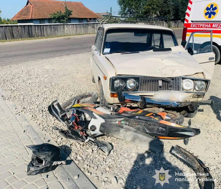 На Коломийщині зіштовхнулися ВАЗ та мотоцикл (ФОТО) 9 photo 5332625502474728232 y