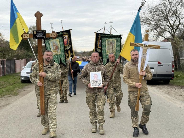 На Коломийщині провели в останню путь воїна В’ячеслава Данилюка (ФОТО) 3 0