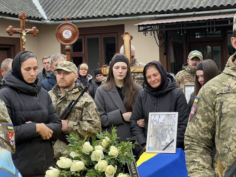 На Прикарпатті провели в останню путь воїна Романа Лазорка (ФОТО) 2 1