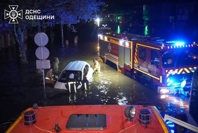 Негода в Одесі забрала життя дев'яти людей, серед них одна дитина (ФОТО) 9 Негода в Одесі забрала життя дев'яти людей, серед них одна дитина (ФОТО)