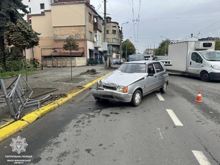 У Франківську п'яний водій наїхав на дорожнє огородження (ФОТО) 2 557590935 1261920635975545 72485568074177656 n