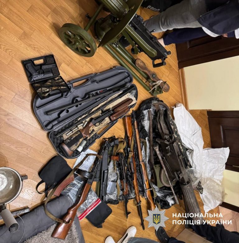 Незаконно зберігав зброю та боєприпаси: мешканцю Франківська повідомили про підозру (ФОТО) 4 557634724 813518887989009 7590655659626922301 n
