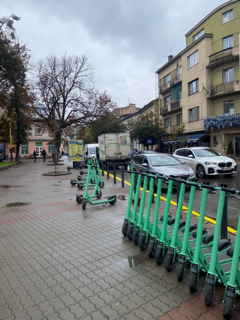 Прокатні самокати вже їздять центром Франківська - Михайло Смушак
