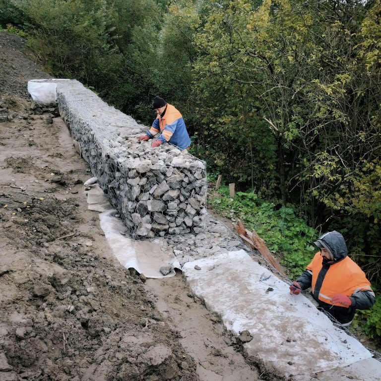 На Львівщині укріплюють дорогу Бориня – Мохнате, щоб запобігти зсувам (ФОТО) 2 На Львівщині укріплюють дорогу Бориня – Мохнате, щоб запобігти зсувам (ФОТО)