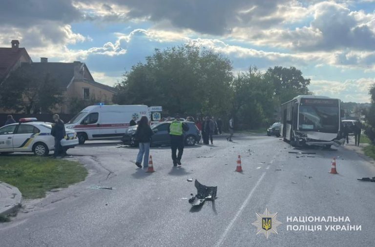 На Львівщині зіткнулися авто і маршрутка: п’ятеро травмованих (ФОТО) 4 558244254 1232149252290177 4260378428337403102 n