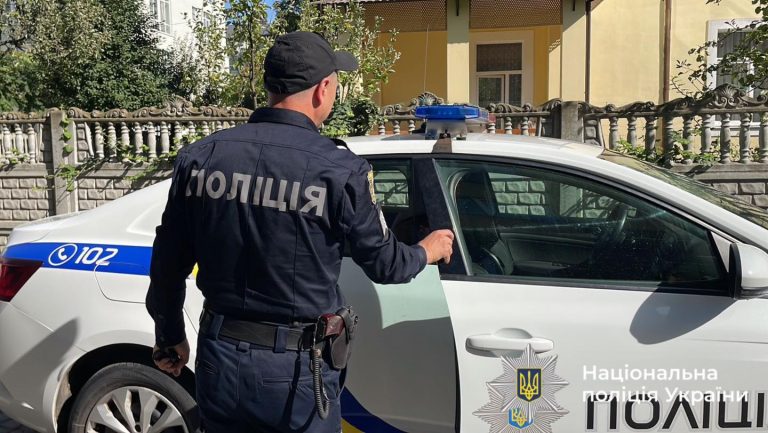 У Франківську чоловік побив двох підлітків біля супермаркету