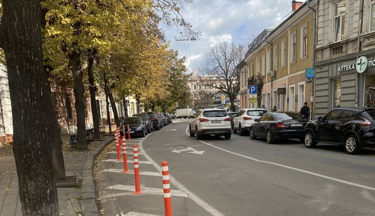 У Франківську встановлюють делініатори біля переходів (ФОТО) 8 Розмітка 1.16 - не паркомісце: у Франківську встановлюють делініатори біля переходів