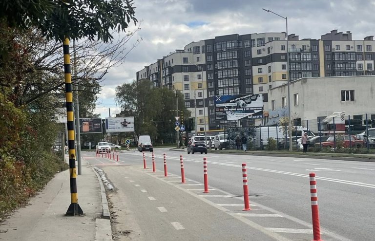 На одній з вулиць Франківська встановили стовпчики для безпеки велосипедистів (ФОТО) 3 На одній з вулиць Франківська встановили стовпчики для безпеки велосипедистів (ФОТО)