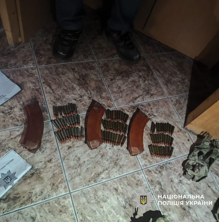 У Коломиї нетверезий чоловік з бойовими гранатами прийшов під будинок колишньої (ФОТО) 3 У Коломиї нетверезий чоловік з бойовими гранатами прийшов під будинок колишньої (ФОТО)