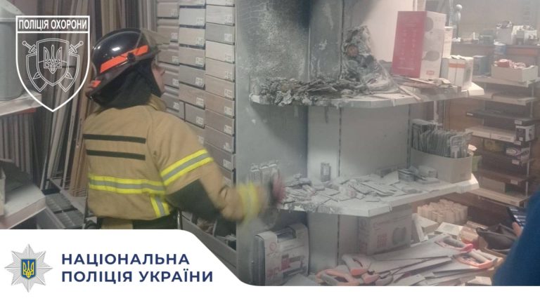 У Надвірній загорівся магазин (ФОТО) 7 568552195 1285799253592122 4650011001352790043 n