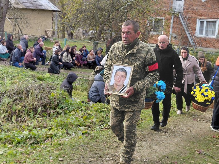 На Надвірнянщині попрощалися із 29-річним бійцем (ФОТО) 10 569921049 1288900579729135 6491616106823499626 n