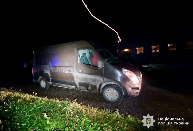 На Тлумаччині 21-річний водій «Renault Master» наїхав на жінку (ФОТО) 4 На Тлумаччині 21-річний водій «Renault Master» наїхав на жінку (ФОТО)