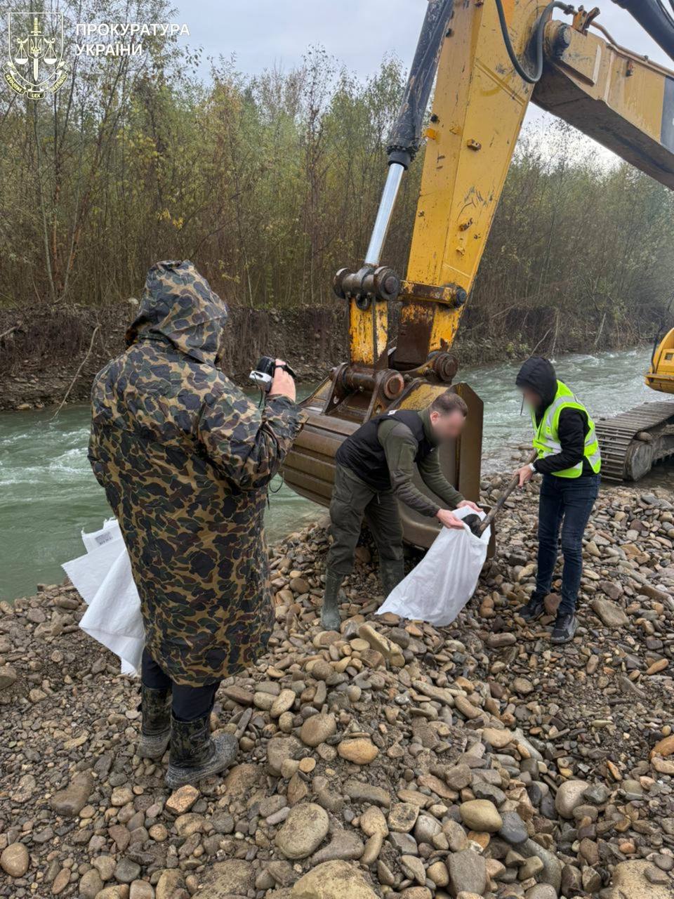 На Франківщині викрили незаконний видобуток гравію в руслі Черемоша 2 571179587 856519710055311 4413757833639726275 n