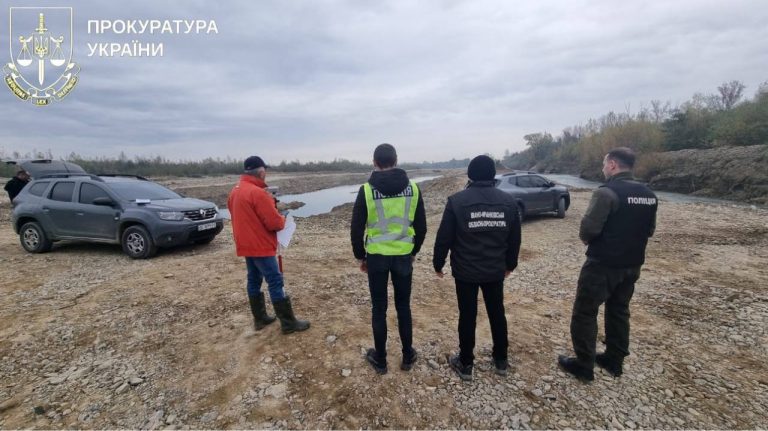 На Франківщині викрили незаконний видобуток гравію в руслі Черемоша 3 571188120 856519773388638 7878418527066476961 n