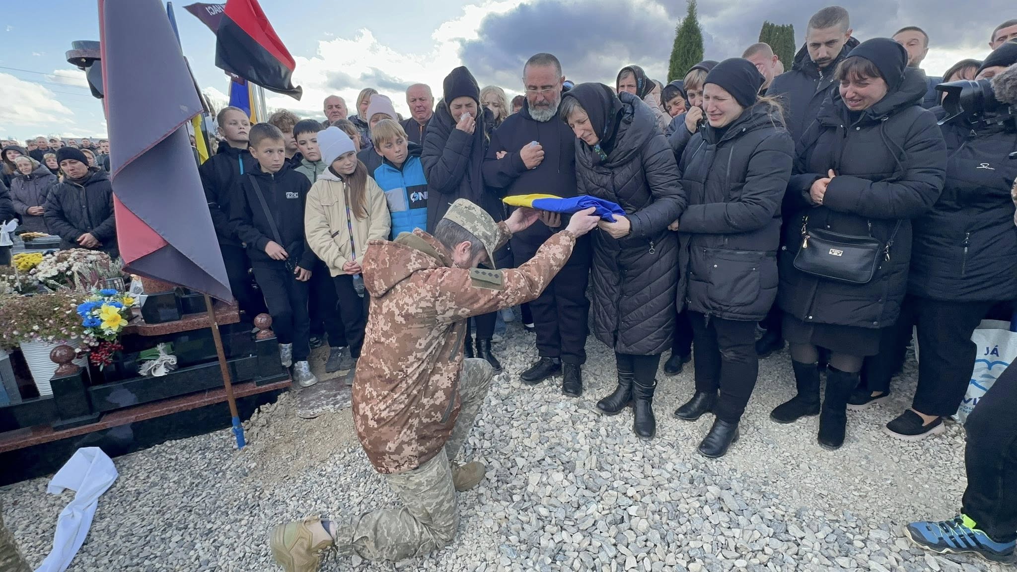 На Надвірнянщині попрощалися із 29-річним бійцем (ФОТО) 2 571206547 1288895519729641 3834040905170910845 n