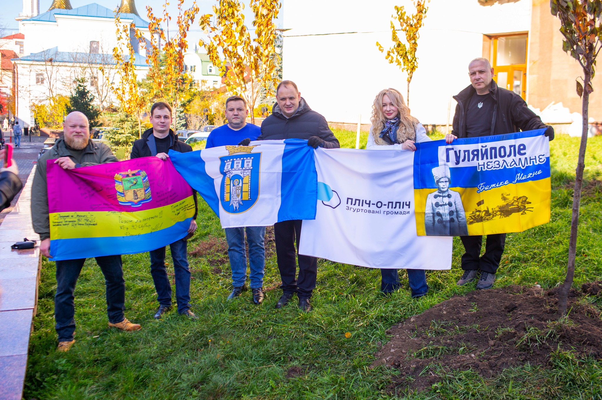 У Франківську біля ОВА посадили сакури (ФОТО) 2 571986576 1418959133133672 4050855320175746341 n