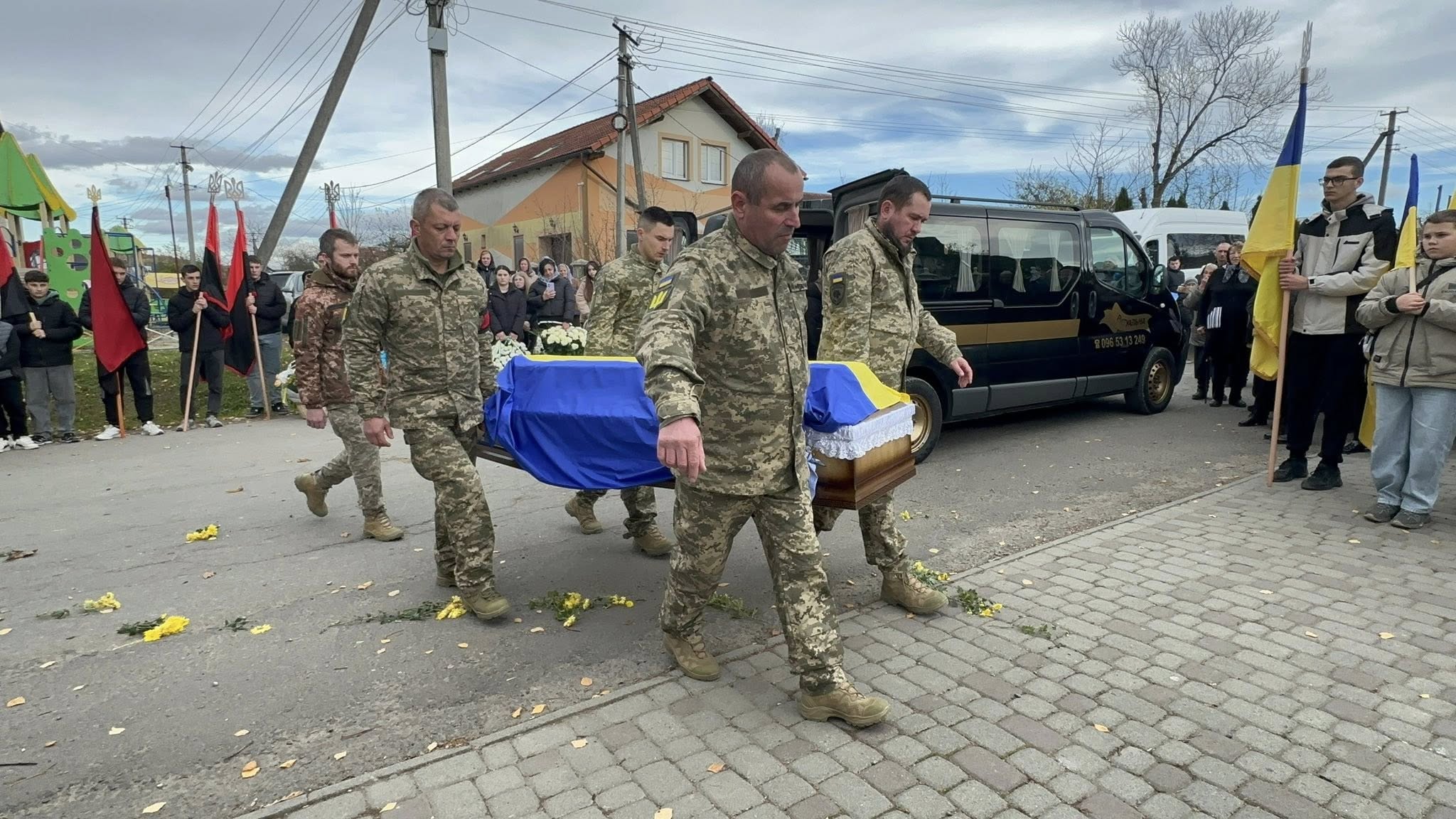 На Надвірнянщині попрощалися із 29-річним бійцем (ФОТО) 5 572042485 1288895556396304 3091826294736571101 n