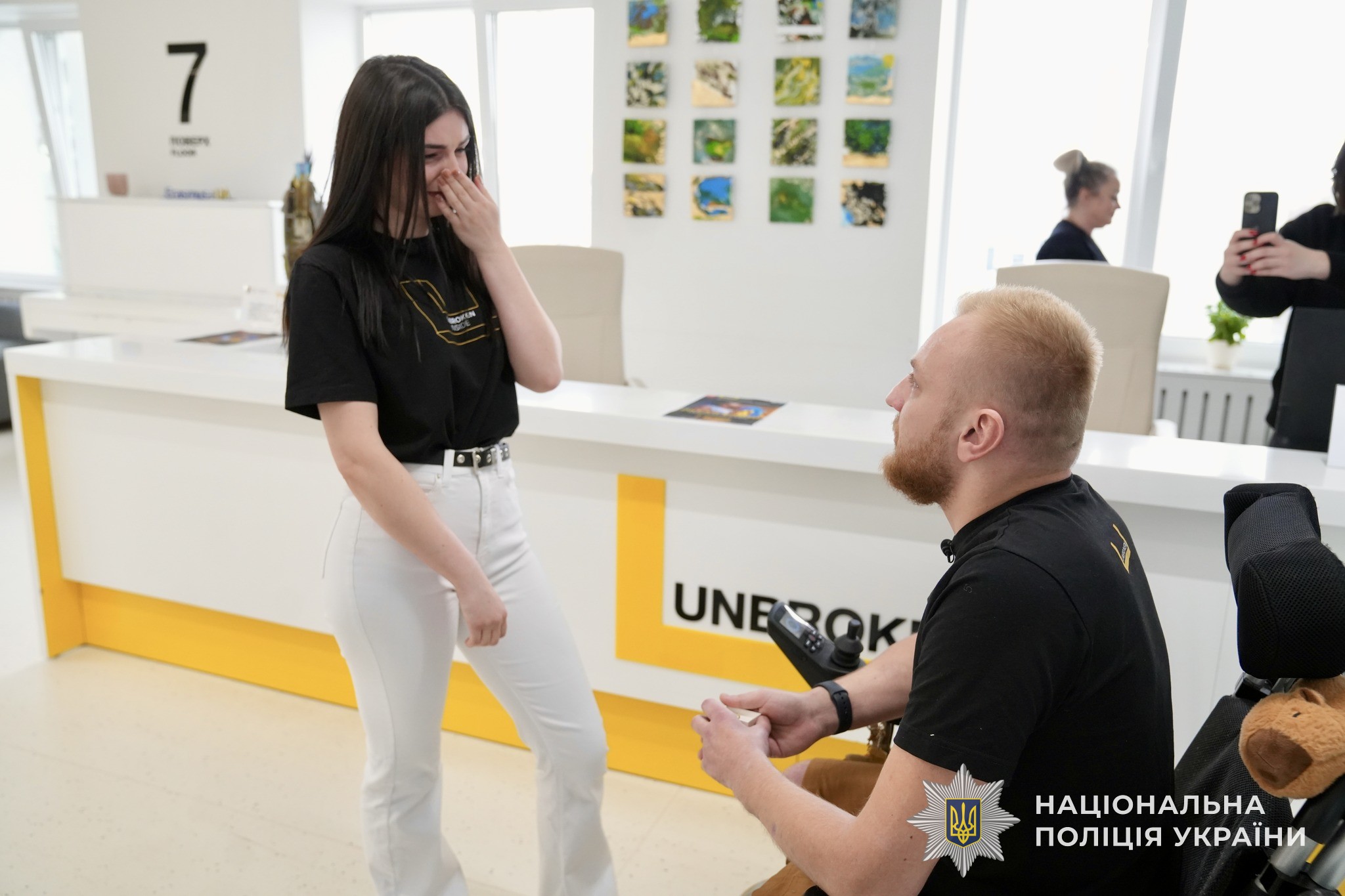 «Хоча не можу стати на коліно, запитаю чи вийдеш ти за мене?», - поліцейський з Львівщини освідчився дівчині 1 572790884 1251027550402347 2477350266961225160 n