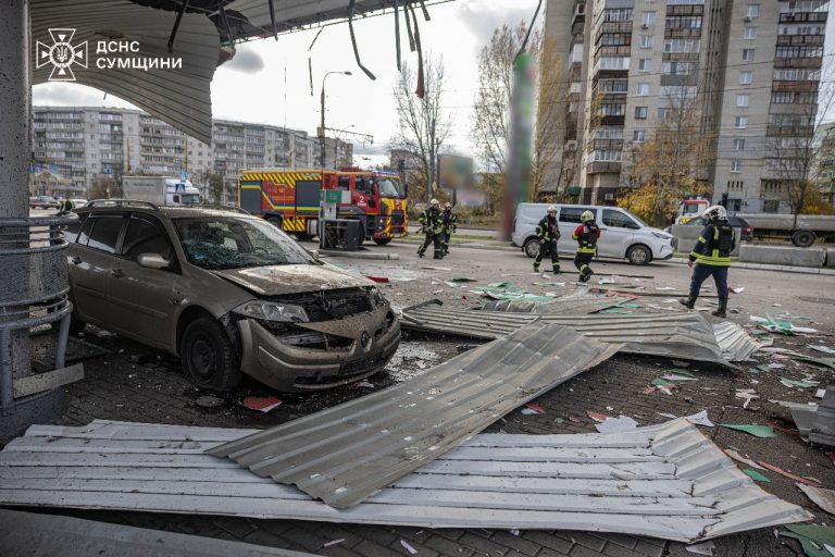 Росіяни вдарили дроном по АЗС у Сумах: є постраждалі (ВІДЕО) 14 У Сумах російські війська вдарили дроном по АЗС: є постраждалі (ВІДЕО)