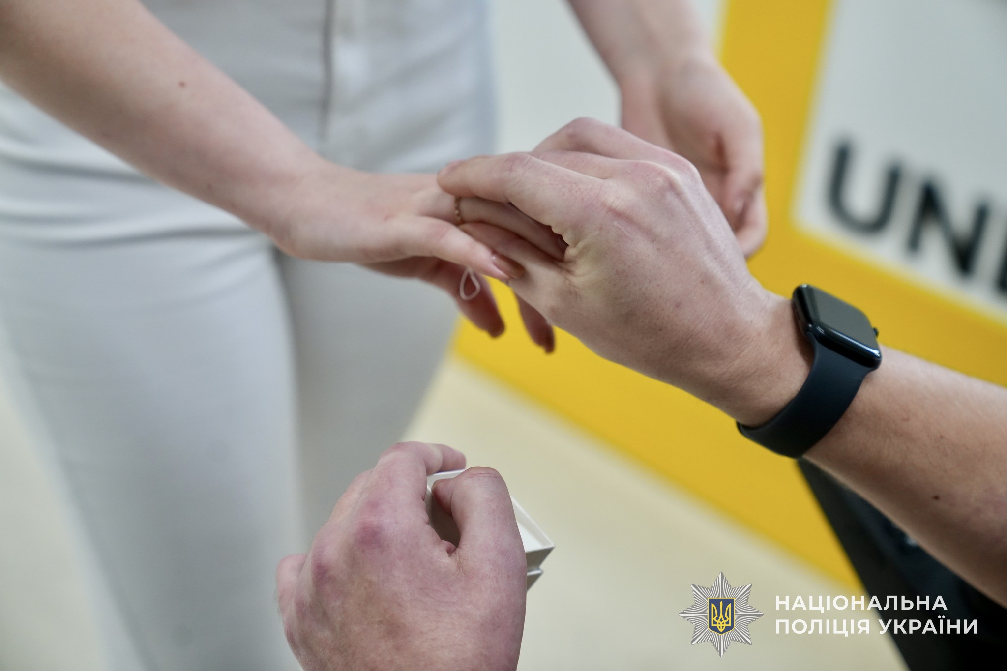 «Хоча не можу стати на коліно, запитаю чи вийдеш ти за мене?», - поліцейський з Львівщини освідчився дівчині 2 573325845 1251027627069006 5744742381157098590 n