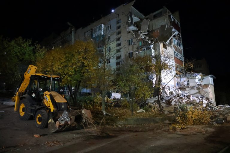 Під завалами багатоповерхівки у Хмельницькому знайшли двох загиблих 11 Під завалами багатоповерхівки у Хмельницькому знайшли двох загиблих