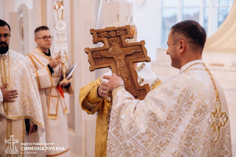 У Старуні передали частину Хреста Господнього для вшанування (ФОТО) 4 У Старуні передали частину Хреста Господнього для вшанування (ФОТО)