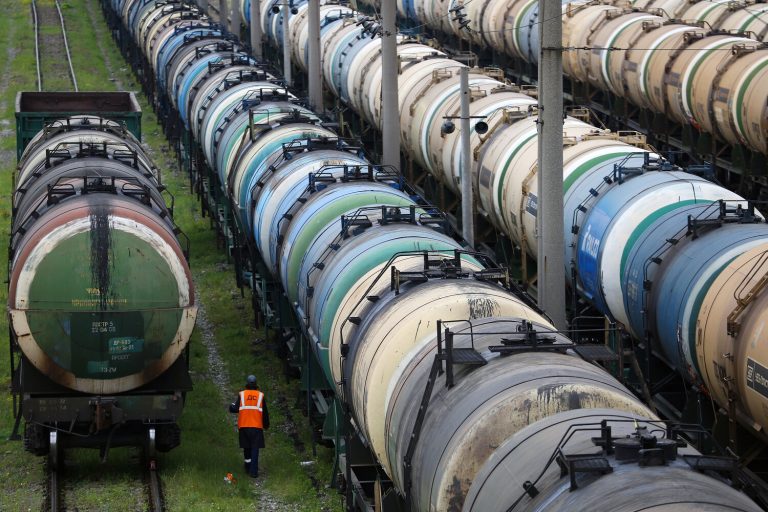 Білорусь у чотири рази збільшила експорт бензину до Росії через дефіцит пального