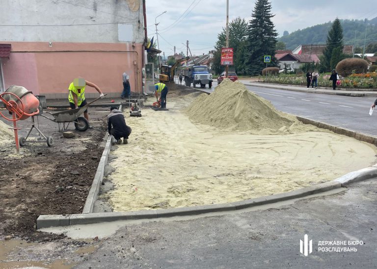 На Львівщині заступник військової частини відправляв солдатів класти бруківку 3 dbr vikrilo zastupnika komandira vijskovoi chastini na lvivshhini yakij vidpravlyav soldativ klasti brukivku ta vstanovlyuvati pamyatniki zamist sluzhbi 2
