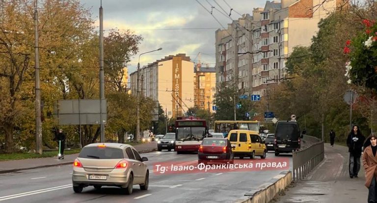 Ранкова ДТП у Франківську: рух транспорту ускладнено (ФОТО, ВІДЕО) 8 photo 2025 10 15 08 18 39 2