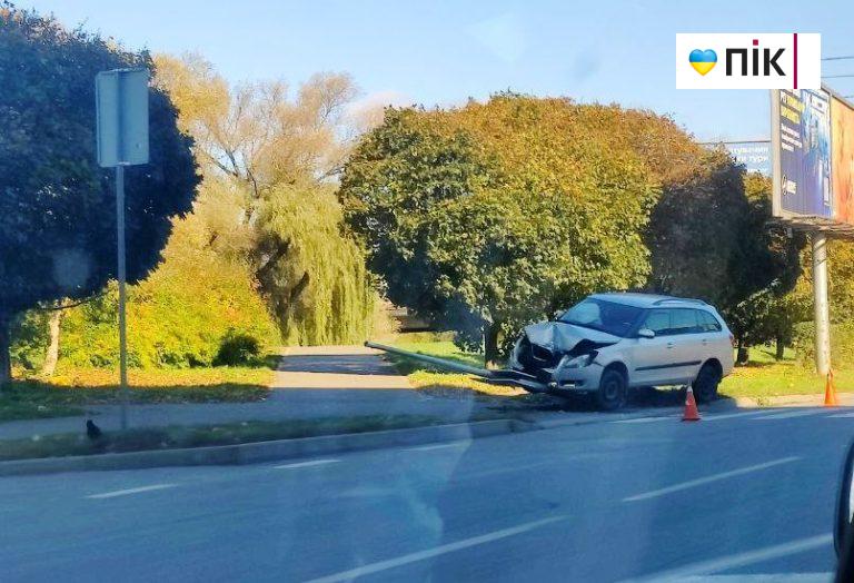 ДТП в Івано-Франківську: "Шкода" знесла дорожній знак (ФОТО) 12 photo 2025 10 19 14 14 42