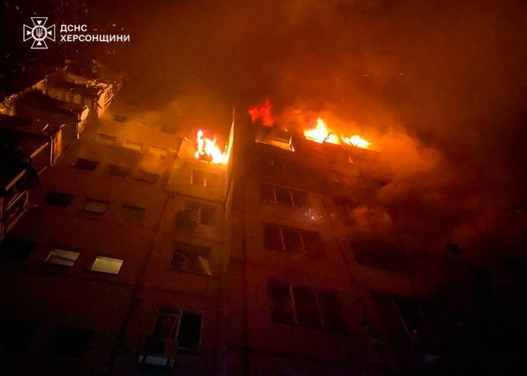 росіяни атакували Херсон: загинули дві людини, багато постраждалих (ФОТО) 2 photo 2025 10 24 11 00 27 3