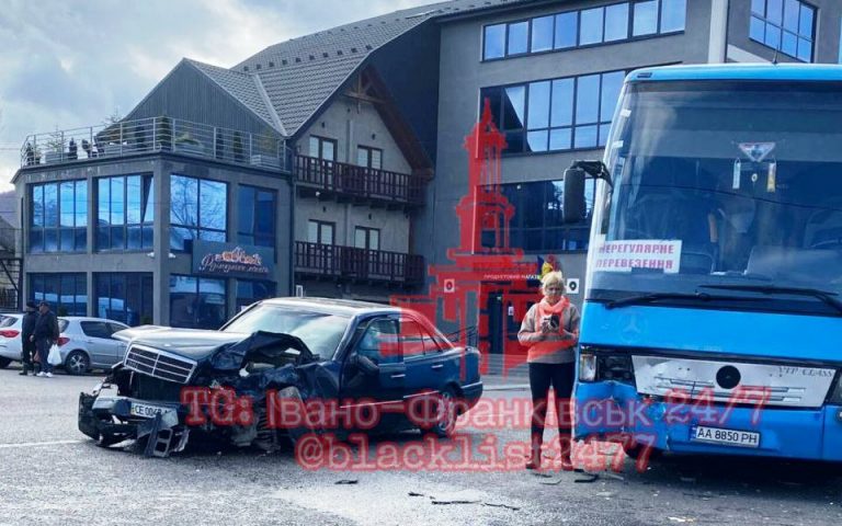 Автотроща у Делятині: легковик зіткнувся з автобусом (ФОТО) 1 photo 2025 10 28 12 39 39