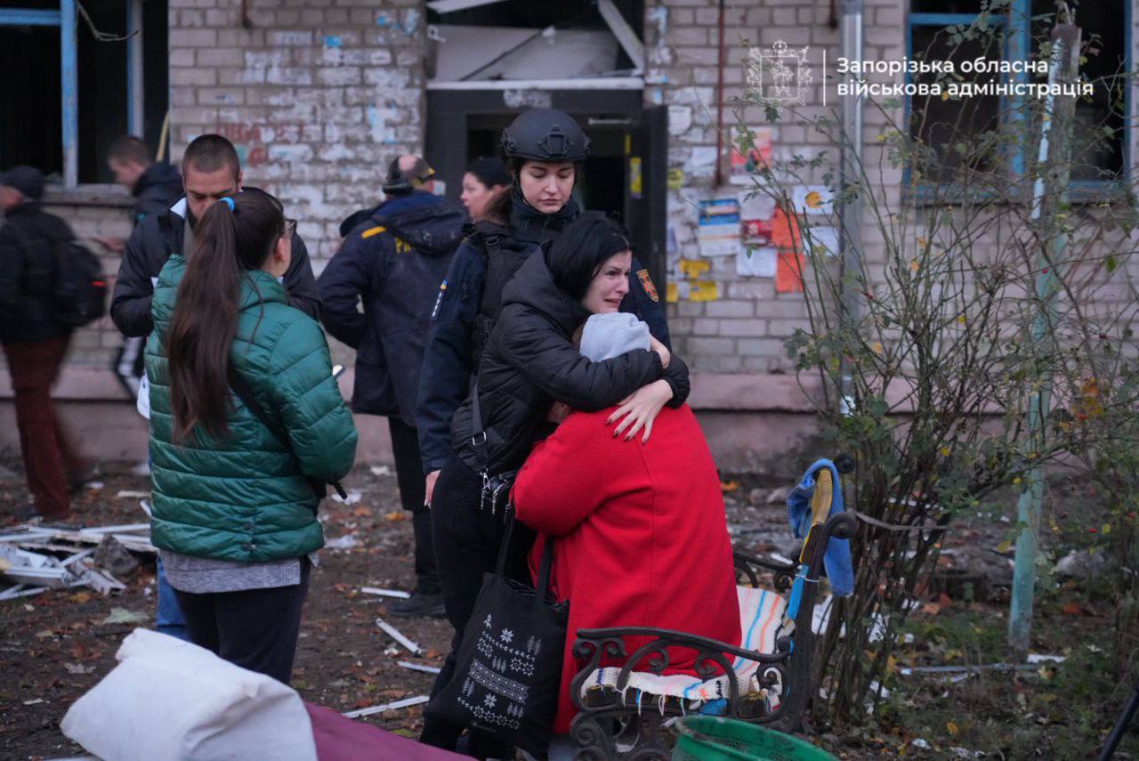 Росіяни кілька годин атакували Запоріжжя: є влучання у гуртожиток (ФОТО) 4 photo 2025 10 30 06 20 56