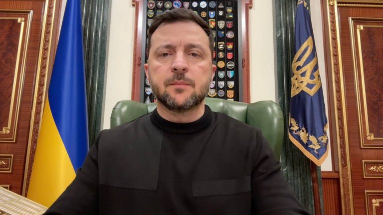 "Зараз ми перебуваємо у критичному моменті", - Зеленський 11 Були чутливі питання: Зеленський прокоментував закриту зустріч зі "слугами"