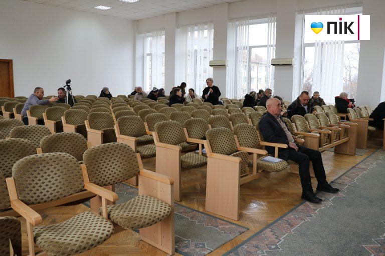 Не було депутатів: у Тлумачі перенесли сесію міської ради (ФОТО) 8 Не було депутатів: у Тлумачі перенесли сесію міської ради (ФОТО)