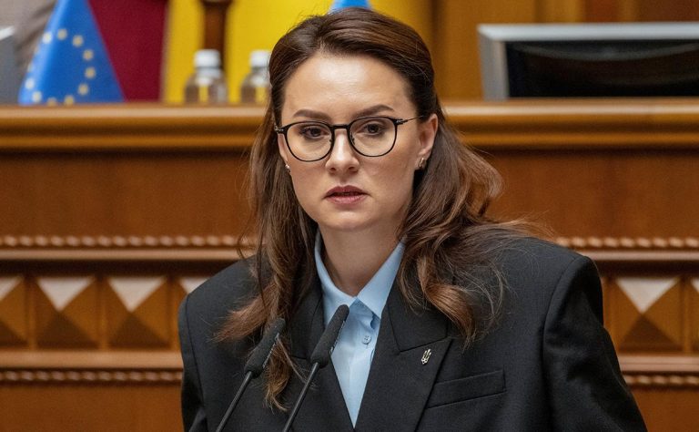 Уряд дозволив виїзд за кордон окремій категорії жінок-посадовиць 8 347527487552522