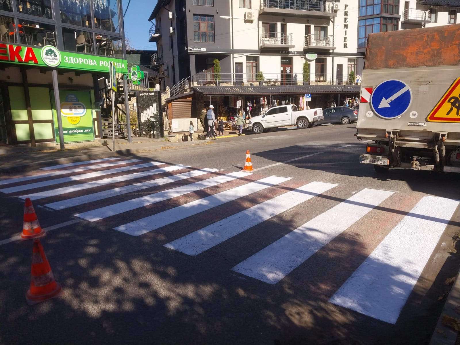 Латають ями й оновлюють розмітки: які роботи проводять на дорогах Прикарпаття (ФОТО) 2 571388954 1126629559630333 1563038873222849309 n