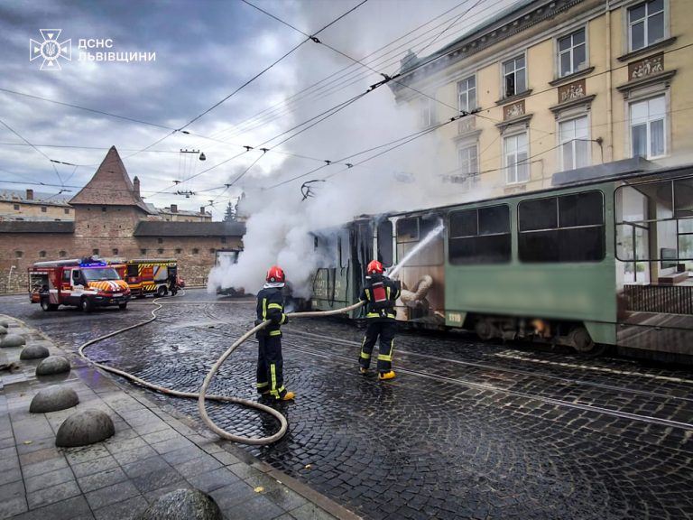 У Львові посеред площі загорівся трамвай із пасажирами (ФОТО) 6 574578318 1151747023717497 1861147721355549862 n