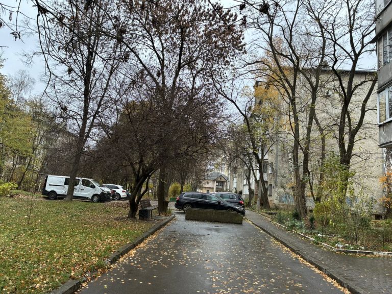 Який штраф загрожує франківцям за самовільне перекриття міжбудинкових проїздів 9 574943166 1401175248676533 8713875803727498540 n
