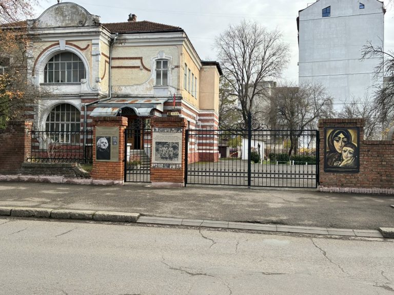 Після ДТП у Франківську відновили браму Музею визвольної боротьби ім.С.Бандери (ФОТО) 3 575927396 1402111115249613 2890615934115943085 n