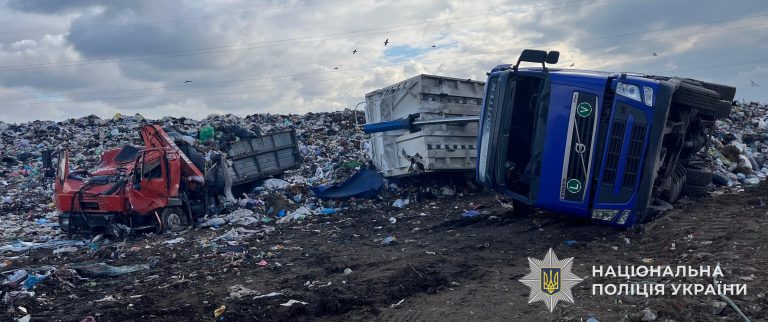 На Львівщині напівпричіп вантажівки перекинувся на припарковане авто (ФОТО) 1 На Львівщині напівпричіп вантажівки перекинувся на припарковане авто (ФОТО)