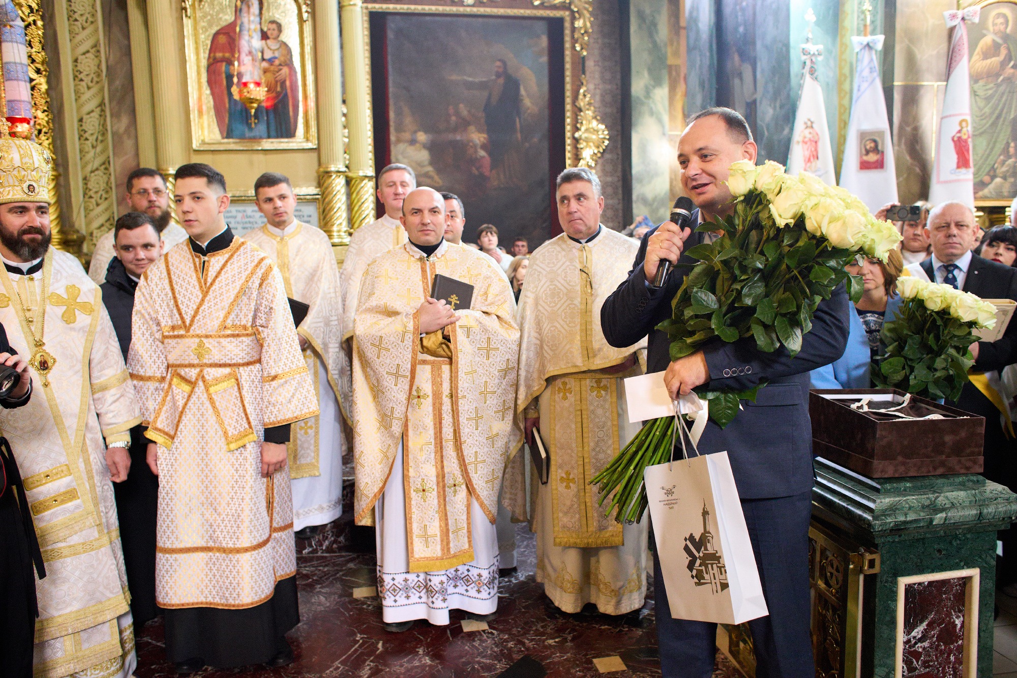 У Франківську привітали Митрополита Володимира з Днем народження (ФОТО) 2 576997499 1428605958835656 8421179374630891923 n
