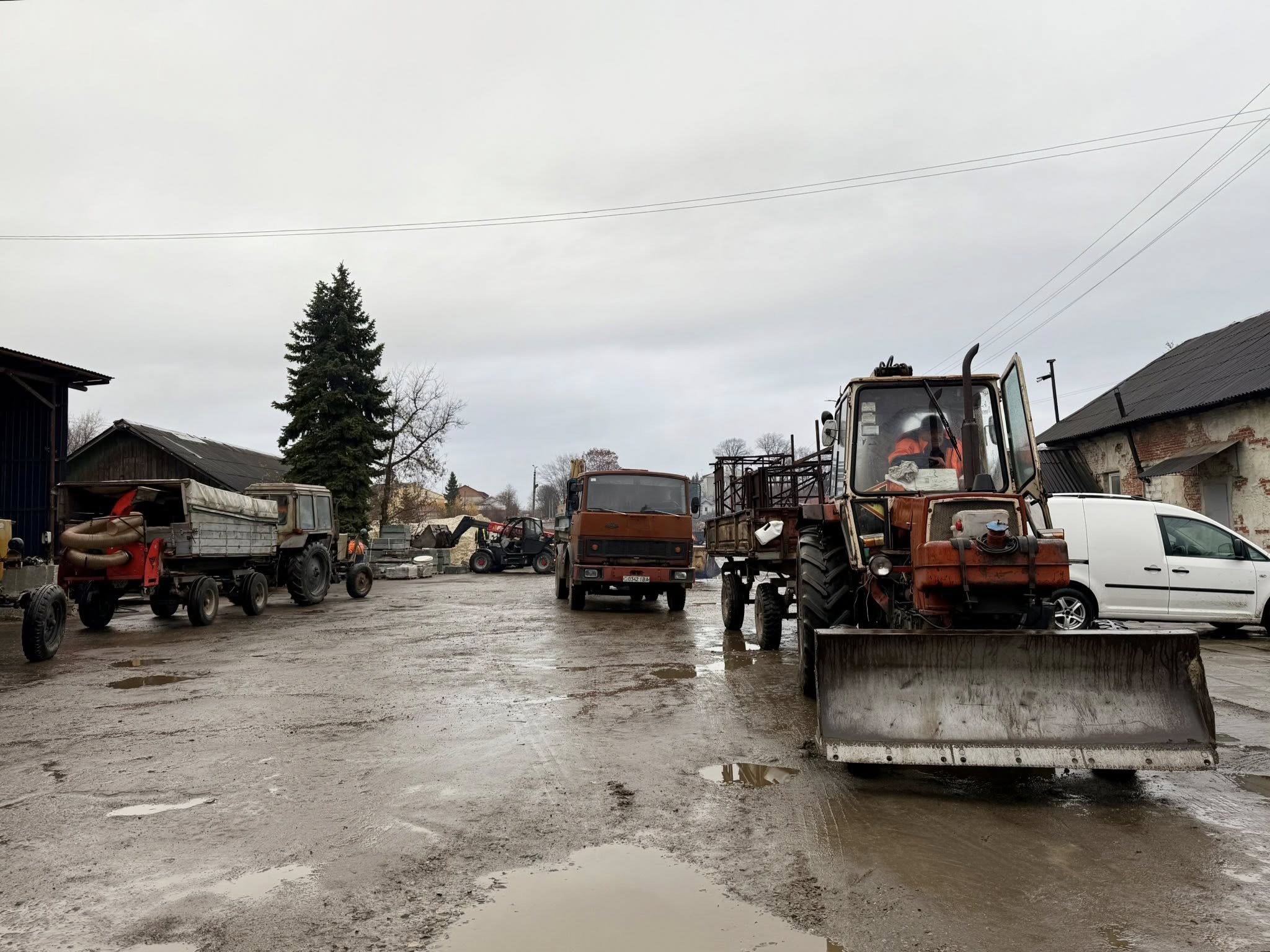 У Калуші виділили 2,4 млн грн на купівлю трьох нових тракторів для прибирання снігу 4 577051664 873027855248716 5152142006230635868 n