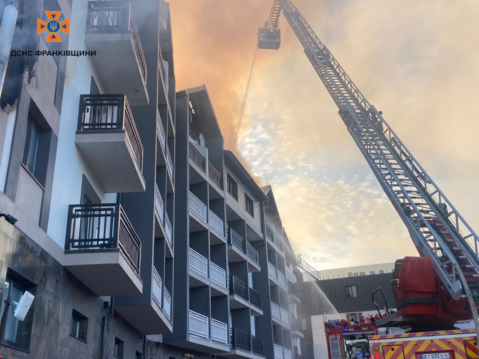 У Поляниці загасили масштабну пожежу в готелі (ФОТО, ВІДЕО) 2 577497778 1268720981962455 26818404652671490 n