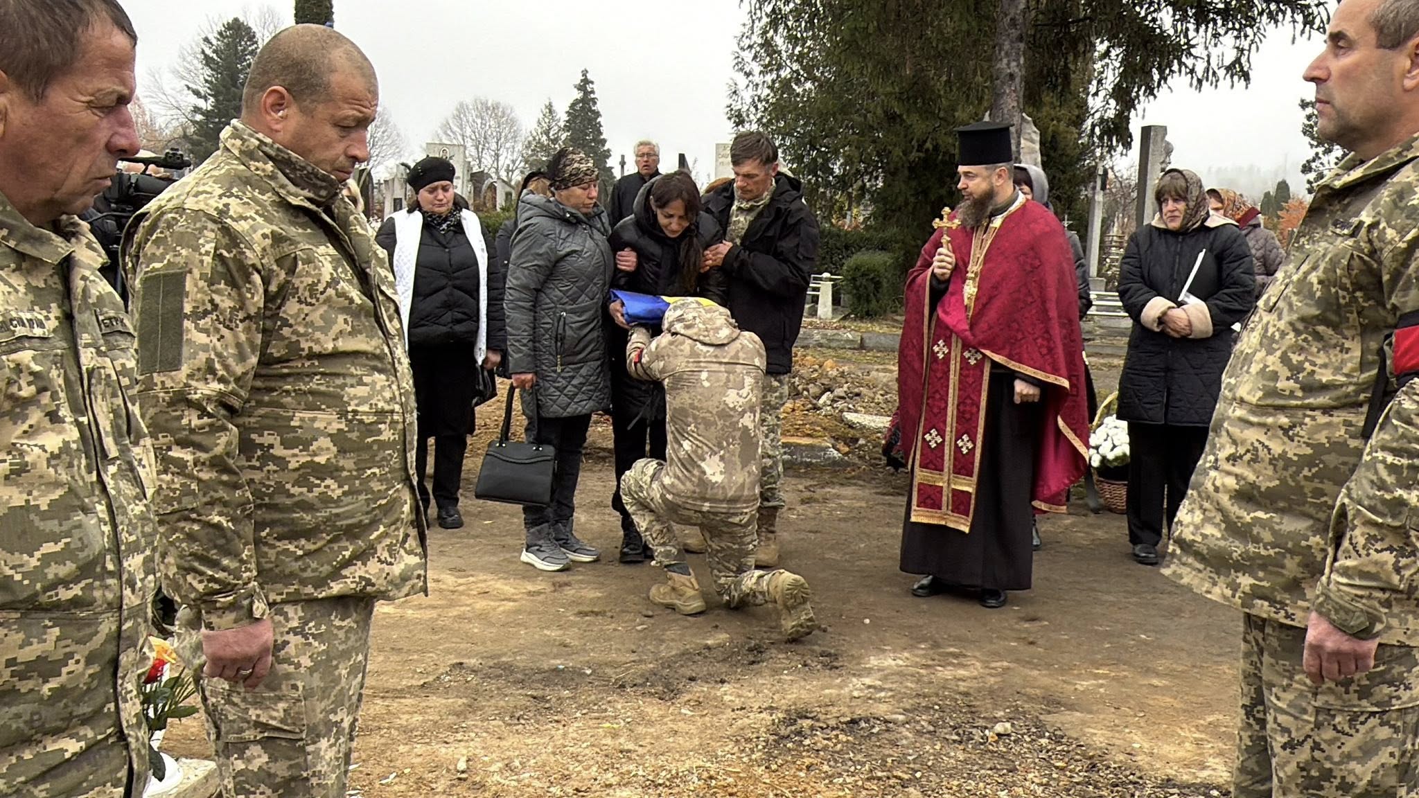 "Добрий, відкритий, щирий": у Надвірній попрощалися із 31-річним бійцем (ФОТО) 2 577540062 1299314635354396 5605035931022623473 n
