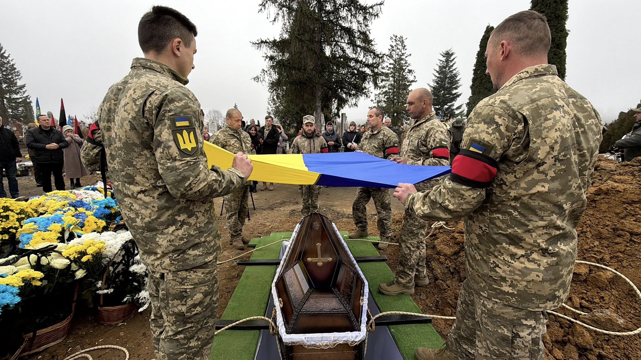 "Добрий, відкритий, щирий": у Надвірній попрощалися із 31-річним бійцем (ФОТО) 6 577584050 1299314398687753 3312023890872341538 n