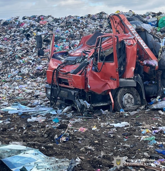 На Львівщині напівпричіп вантажівки перекинувся на припарковане авто (ФОТО)
